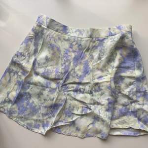 Säljer en kort färgglad kjol från Zara💚💙💜 Storleken är S. Inte strykt på bilden men går självklart att få bort skrynklorna. Köparen står för frakt:))