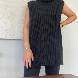 Stickad väst - Svart stickad väst från H&M med polo, har en slits på var sida