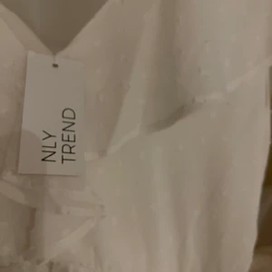 Studentklänning! - Helt ny studentklänning, inköpt förra året men användes aldrig! Lappen kvar. Strl M💗