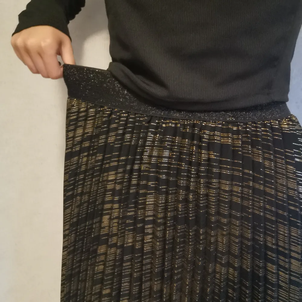 Guldig svart kjol från shein✨säljes pga att den sitter för löst på mig, står S men mer som S/M, väldigt stretchig ✨ kan skickas för 57kr, oanvänd! . Kjolar.