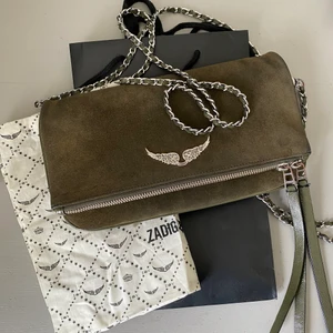 Grön mocka Zadig&voltaire -  Funderar på att sälja min fina Zadig. Väskan är i mycket bra skick och har inga defekter. Kommer även med sin dustbag❣️