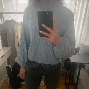 Ljusblå stickad tröja - Jättefin ljusblå stickad tröja, perfekt för en svalare sommarkväll! Storlek 32 men passar även mig som brukar bära storlek 34!