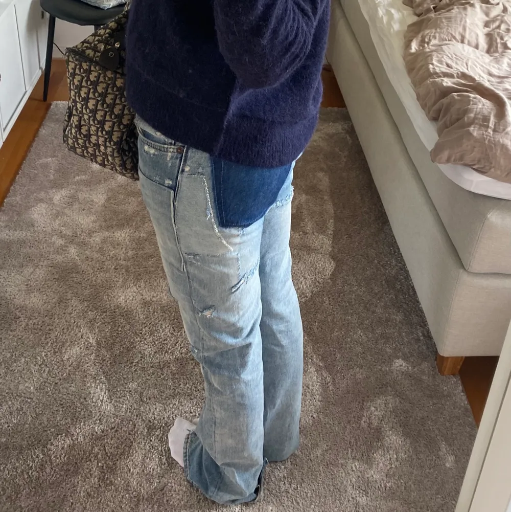 Intressekoll på mina älskade acne patch jeans!🤗 Dom är så långa o så najs, jag är 170. Storleken är 28/34 och som referens har jag S!💕 Om många är intresserade blir det budgivning. . Jeans & Byxor.