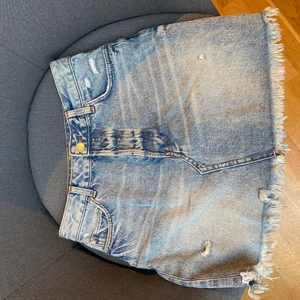 Blå jeanskjol  - En blå jeanskjol perfekt till sommaren. Köpte innan sommaren förra året och ändats använt ett fårtarl gånger. Säljer pågrund av att jag inte använder den längre. 