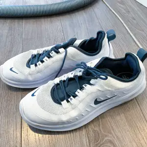 Unisex Nike skor storlek 41. Knappt använda och mycket bra kvalitet!! Passa på🥰 skriv för fler frågor!