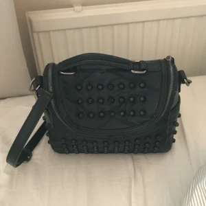 Väska med nitar  - Skitsnygg och rimlig väska, axelband tillkommer. I fint skick och har inga defekter 🌟 skickas med spårbar frakt för 66kr
