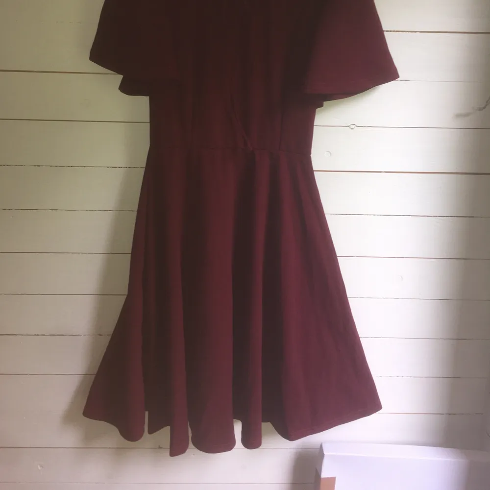 I’m selling my beautiful dark red dress (from Shein, size 34). It’s a nice retro look which makes a great figure because of the waist seam. High neck with a nice plain ribbon, it’s in a very good condition and was only worn once for a photoshoot. Klänningar.