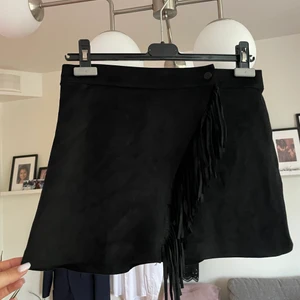 Mini kjol - Mini kjol i mocka fårn Zara. Aldrig använd, prislappen sitter kvar 