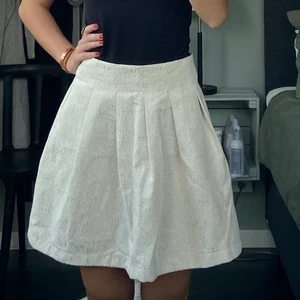 Supersöt vit kjol med gulddetaljer - Vit kjol med gulddetaljer. Dragkedja baktill. Aldrig använd. Från Pimkie collecttion 