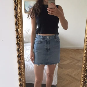 Jeanskjol från &Otherstories  - Jättefin jeanskjol från &other stories. Nyskick.  Frakt: 68kr