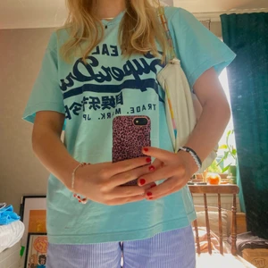 Superdry T-shirt  - Somrig T-shirt från Superdry i storlek L. 100% bomull, inga defekter och som ny! Köpt för 400kr  
