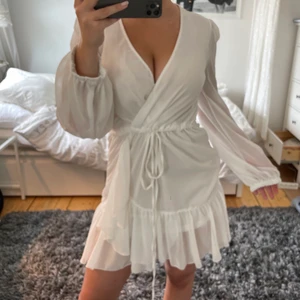 Vit somrig klänning från Chiquelle, aldrig använd endast provad, passar bra till student/sommaravslutningen💕 - Endast provad, bra skick, true to size, inga skador