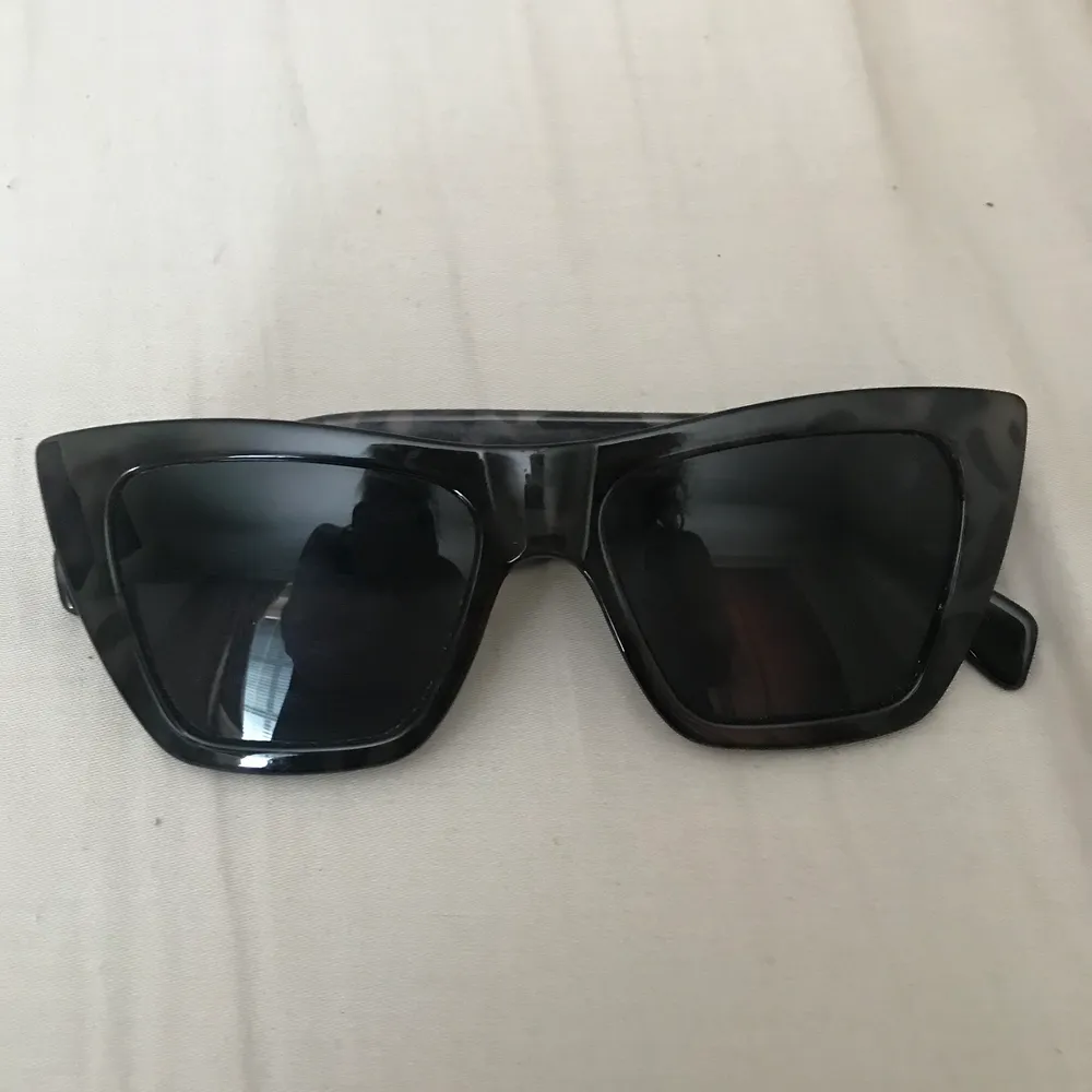 Solglasögon från weekday i fint skick som är leopardmönstrade, köpta runt 2019-2020 och passar perfekt till sommaren. Nypris 250 köpare står för frakt!. Accessoarer.