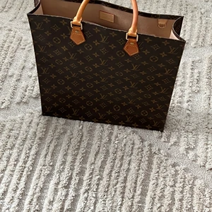 Louis Vuitton sac plat tote. - Säljer en äkta Louis Vuitton sac plat tote med nyrenoverad insida. Kvitto på det från lv finns. 