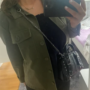 Grön jeansjacka - Säljer detta fina jeansjacka från kappahl som är köpt e några år sedan men knappt använd. Jackan är i storlek S men passar både medium och xs. Pris kan alltid diskuteras, köparen betalar frakt 💕💕