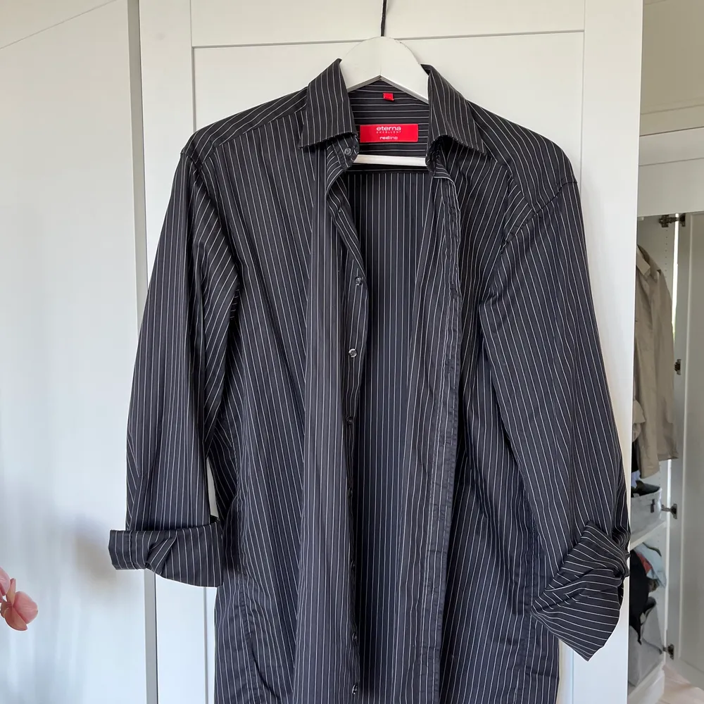 Supersnygg skjorta i grårandigt mönster. Oversize, manlig modell storlek 42 men sitter snyggt som overshirt på mig som har S/36. Skjortor.