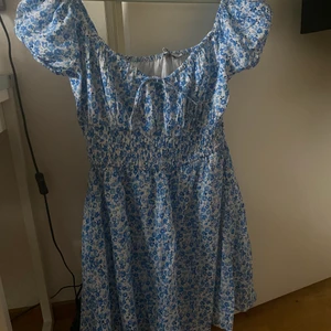   - Jättefin klänning från nakd förra års kollektion. Är 161 och den sitter perfekt i längd. Storlek 38. Säljer pga för lite användning tyvärr. Helt nyskick, aldrig använd. Pris kan alltid diskuteras, den som köper betalar frakt! 💕💕