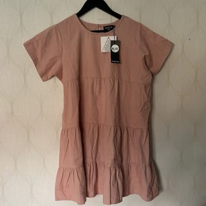 Smockklänning - En fin rosa smockklänning i jeans-material från Boohoo.  Strl 36, passar säker en 38a med