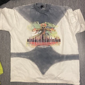 T-shirt  - Rensar garderoben helt och hållet för att få plats för nya kläder, allt är i bra skick!!  Köparen står för frakten som kommer kosta lite extra bara!