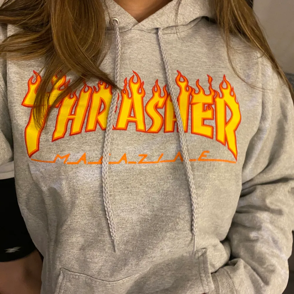 Grå Thrasher hoodie köpt 2020 från Junkyard Använd mycket men i bra skick❤️. Hoodies.