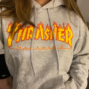 Thrasher Hoodie - Grå Thrasher hoodie köpt 2020 från Junkyard Använd mycket men i bra skick❤️