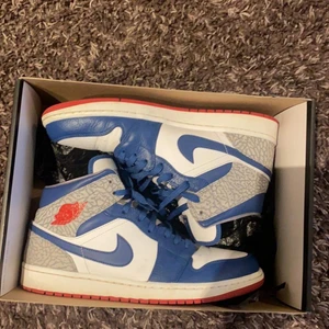 Jordan 1 mid true blue  - Cond 8/10 storlek 46 
