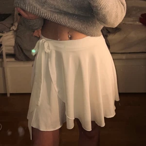 Vit omlott kjol - Jättesöt Vit omlott kjol 💓 Storlek XS, jag har storlek xs/s så tror även den skulle passa S. Kolla gärna in mina andra annonser 💕 