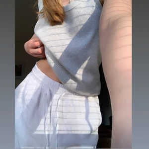 Linnebyxor från ginatricot! - Ett par så snygga trendiga linnebyxor från ginatricot som är helt slutsålda på deras hemsida! Dem var lite stora för mig så innan jag skickar tillbaka skulle jag bara kolla om någon var intresserad av att köpa. Kom privat för frågor eller bilder💗