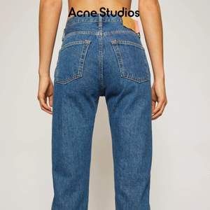 Ett par mid/low waist jeans från Acne, nästan aldrig används och slut i denna storleken på hemsidan. Nypris 2300kr