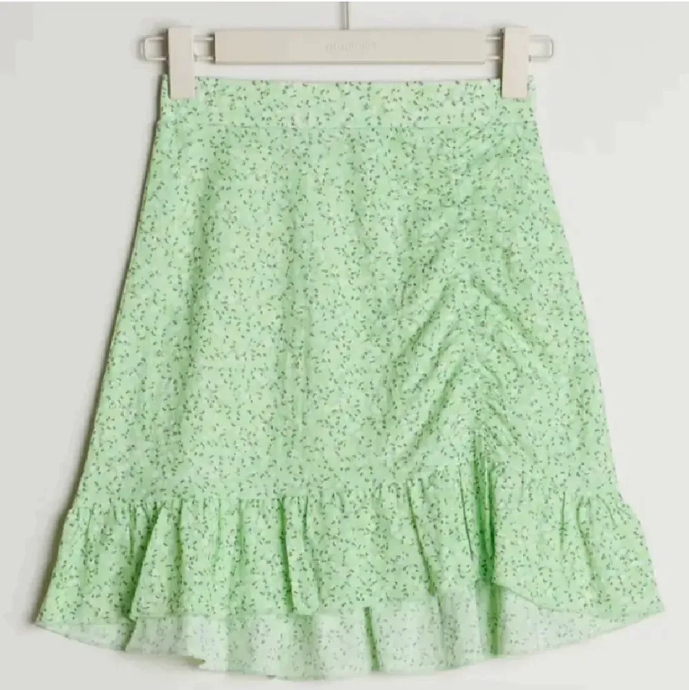 Säljer denna kjol eftersom den är för liten för mig och jag använder den inte! Köpt förra sommaren finns ej kvar! Fint skick! Storlek S men liten i storleken använd sparsamt för 250kr! Säljer för 120kr + frakten!❤️hör av dig vid intresse, frågor eller köp!. Kjolar.