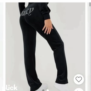 Juicy Couture  - juicy couture byxor svarta med strass bak 💓🌸 strl xs använda 2-3 gånger, finns inga fel på dom 🌸 Skickar gärna privata bilder på byxorna i chatten! 