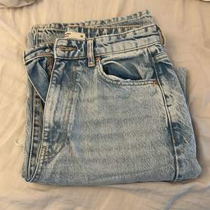 Säljer dessa oanvända jeans från Gina tricot. Köpte dem för ett tag sedan men har sedan dess bara varit i garderoben! Jeansen är i storlek 36 (S). Säljer för 200 kr plus frakt!❣️