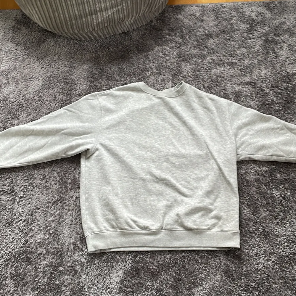 Säljer denna weekday sweatshirt för använder den inte längre. Pris kan diskuteras 😁. Tröjor & Koftor.
