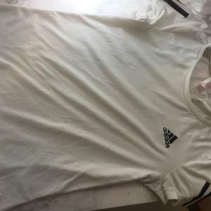 Fin adidas t-shirt som är i träningsmaterial i stl M🥰 Sitter fint och använd ett par gånger❤️❤️