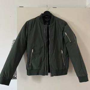 Jacka - Jacka i bombermodell från lager 157. Aldrig använd! Stl S