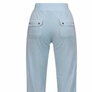 Juicy couture byxor - Hej! Jag säljer flera juicy couture byxor men även tröjor men då får ni skriva privat till mig. Då min moster jobbar på juicy så kan jag köpa dom flesta setten.   Det här är juicy couture byxor i storlek xxs till L. Helt nya för att jag köper in dom!