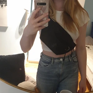 Vet inte märket, men den är från vasaloppet - En svart midjeväska, med 2 fack. Ett stort och ett litet. Med förläng bara band, som även går att för minskas/förstoras. Är nästan aldrig använd och finns i älvsjö! 