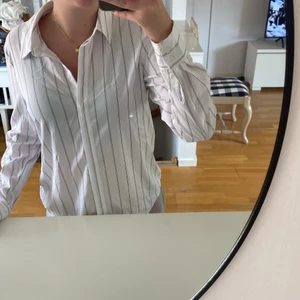 Oanvänd skjorta från Hm!  - Svart och vit randig skjorta från HM! Helt oanvänd! 