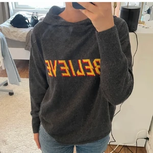 Sandro hoodie - Säljer min super fina sandro hoodie! Har några små nopprar men inget som märks💗 (första bilden är lånad)