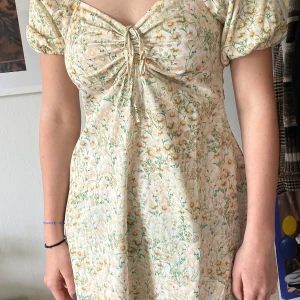 Klänning - Nästan helt oanvänd klänning, så fin till sommaren!!