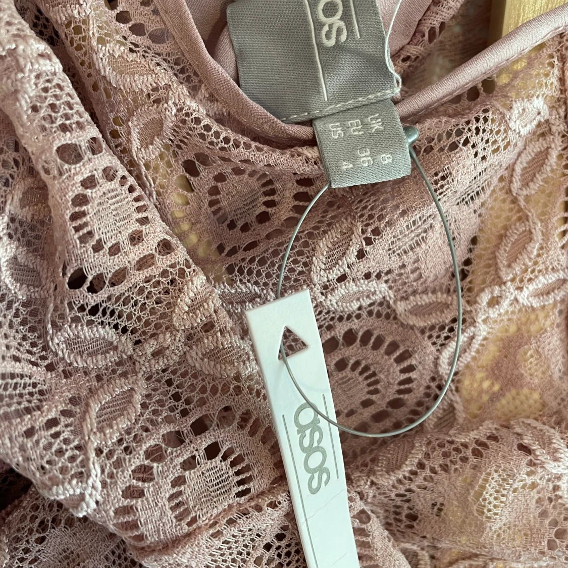 Helt ny spetsklänning i gammelrosa - 90