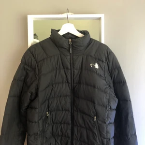 The north face jacka - Svart the north face jacka. Den är ganska tunn. Logan fram och bak har lostnat därför billigt pris