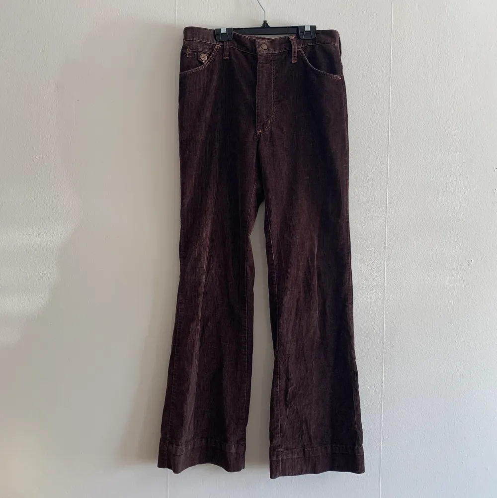 Utsvängda bruna manchester byxor från wrangler. Använda många gånger m n fortfrande bra skick. Sköna!!. Jeans & Byxor.