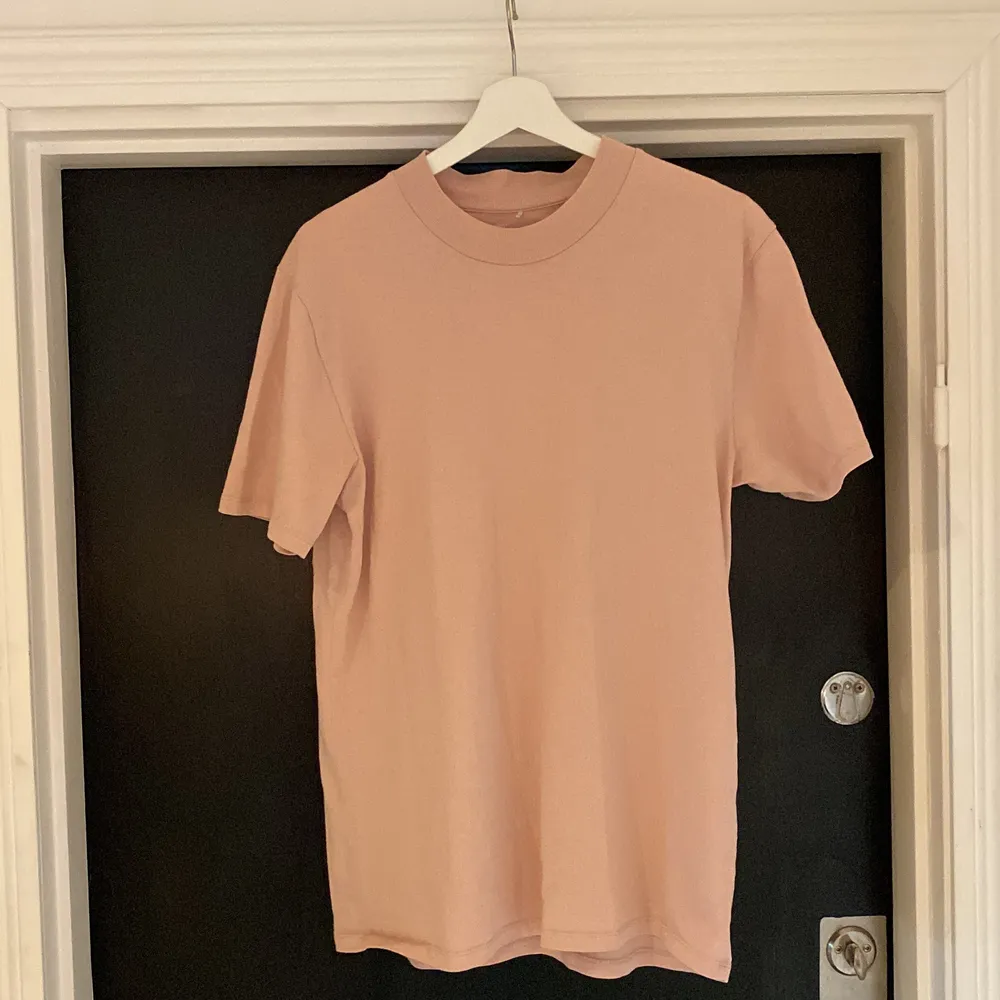 En ljusrosa t-shirt av märket Ljung i storlek M, i mycket fint skick.. T-shirts.