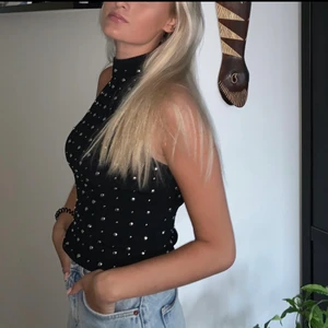 Topp med nitar - Hej, säljer denna coola topp med halterneck och nitar! I nyskick och köptes från zara 2020. Hör av dig om du är intresserad🥰