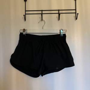 Supersköna svarta shorts från Weekday. Funkar även att använda som badshorts iom fuktavstötande material. Möts upp i Malmö eller fraktar!☀️