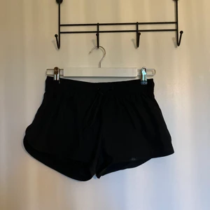 Shorts från weekday - Supersköna svarta shorts från Weekday. Funkar även att använda som badshorts iom fuktavstötande material. Möts upp i Malmö eller fraktar!☀️