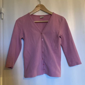 Kofta från Filippa K - Jättesöt rosa kofta från Filippa K! Sitter tight, så brukar använda som topp utan något under. Möts upp i Malmö eller fraktar💗