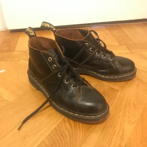 Dr Martens med söm - Väldigt snygga Dr martens, i en model som jag inte tror de säljer längre. Gul söm.   Möts upp Stockholm!