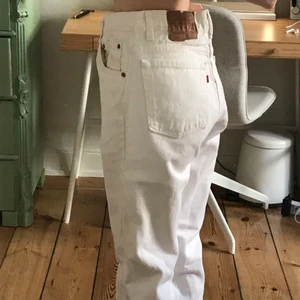 Vintage vita Levis jeans 501 - Äkta vintage Levi’s 501:or från 90-talet. Står storlek W31 L32 men kan vara något mindre eftersom storlekarna kan ha ändrats (de är i unisex modell, jag har ungefär W24 på bilden för referens). Tidlösa & perfekta till sommaren.  köpare står för frakt